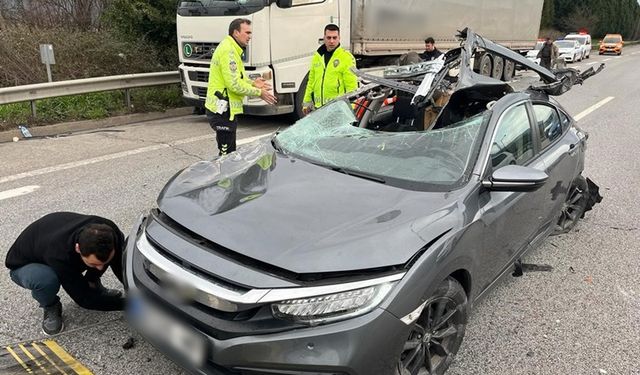 Kocaeli'nde tıra çarpan otomobilin tavanı koptu: 3 yaralı!