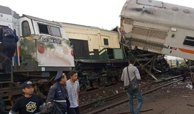 Endonezya’da iki yolcu treni çarpıştı: 3 ölü!