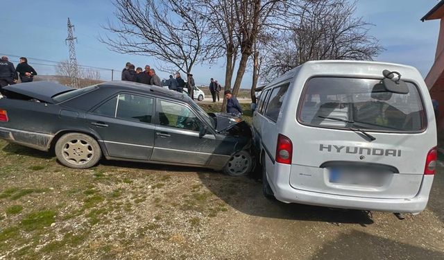 Kastamonu'da iki otomobil çarpıştı: 3 yaralı!