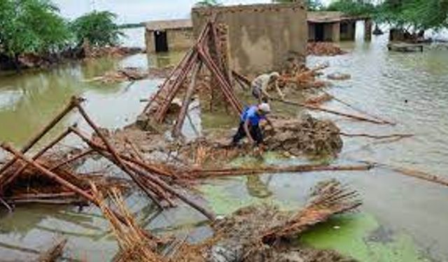Pakistan’da şiddetli yağış nedeniyle 2 ev çöktü: 10 ölü!