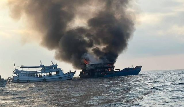 Tayland'da feribot yandı: 108 kişi kurtarıldı!
