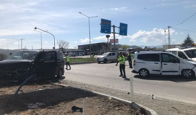 Bingöl’de minibüs ve hafif ticari araç çarpıştı: 15 yaralı!