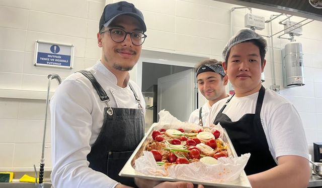 Yabancı öğrenciler Türk aşçılarla yemek yaptı