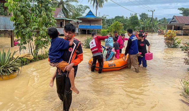 Endonezya'da sel ve heyelan faciası: 15 ölü