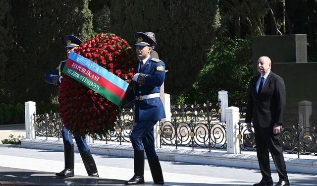 Haydar Aliyev 101. doğum gününde mezarı başında anıldı