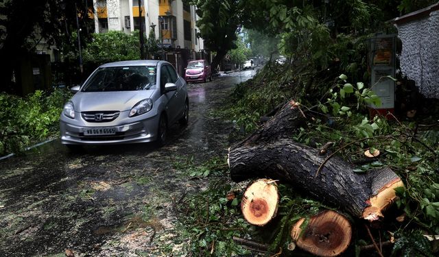 Hindistan ve Bangladeş’i Remal Tropikal Kasırgası vurdu: 16 ölü!