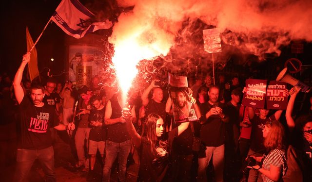 İsrail’de binlerce protestocu caddeleri ateşe verdi