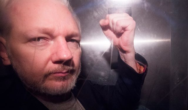 WikiLeaks'in kurucusu Assange, İngiltere'den ayrıldı