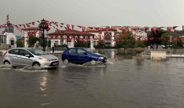 Ankara’da sağanak sonrası yollar göle döndü