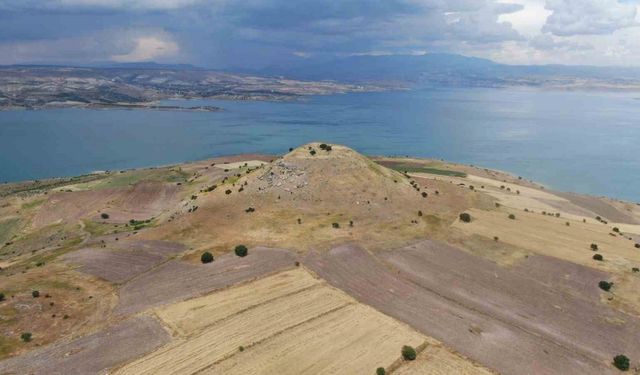 Elazığ’daki höyük manzarası ile dikkat çekiyor