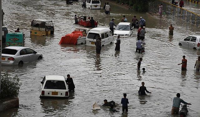 Pakistan’da şiddetli fırtına: 8 ölü, 40 yaralı!