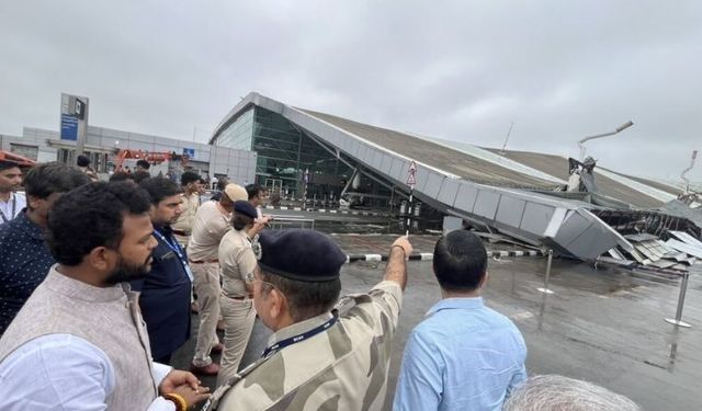 Hindistan’da havalimanının çatısı çöktü!