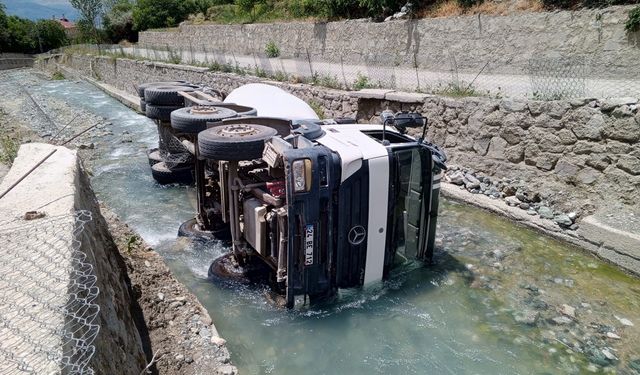 Beton mikseri su kanalına düştü