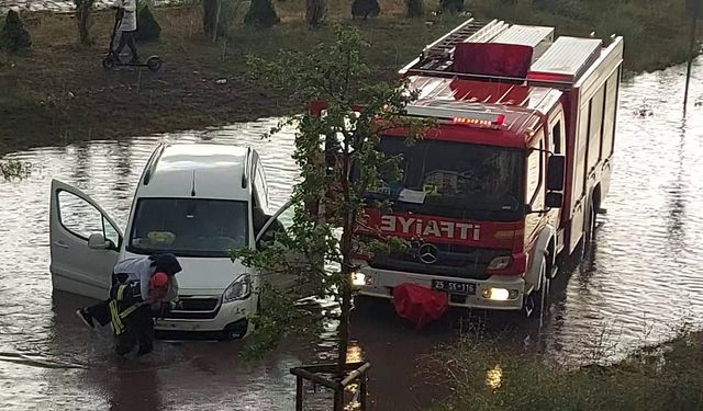 Erzurum'da sağanak hayatı durma noktasına getirdi