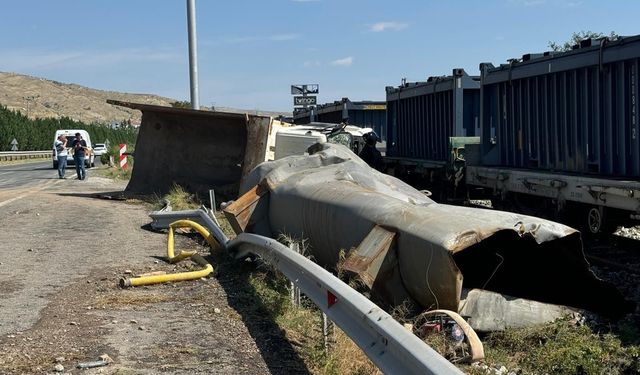 Yük treni ile hafriyat kamyonu çarpıştı: 1 ölü, 3 yaralı!