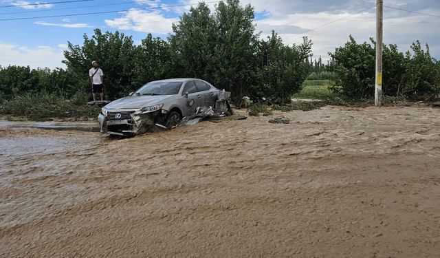 Kırgızistan’da korkutan sel!