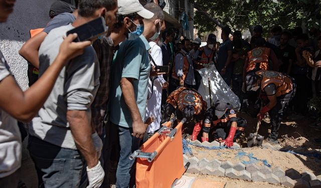 Gazze’de hastane bahçesine gömülen cenazeler mezarlığa nakledildi!