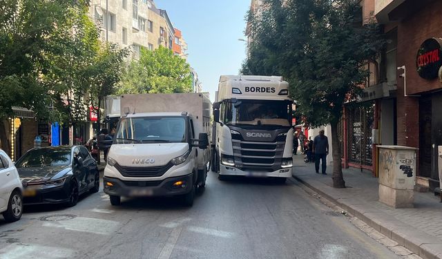 Eskişehir'de bu kamyonet trafiği kilitledi!