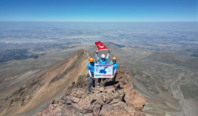 Dikkat çekmek için Erciyes Dağı'na tırmandılar