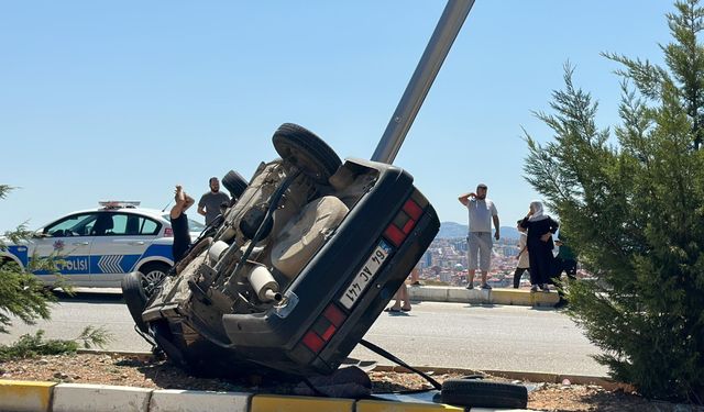 Aydınlatma direğine çarpan araçta 5 kişi yaralandı