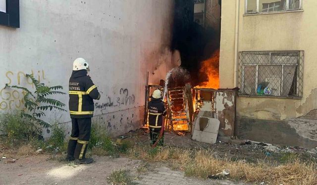 Aksaray’da iki bina arasındaki alevler korkuttu