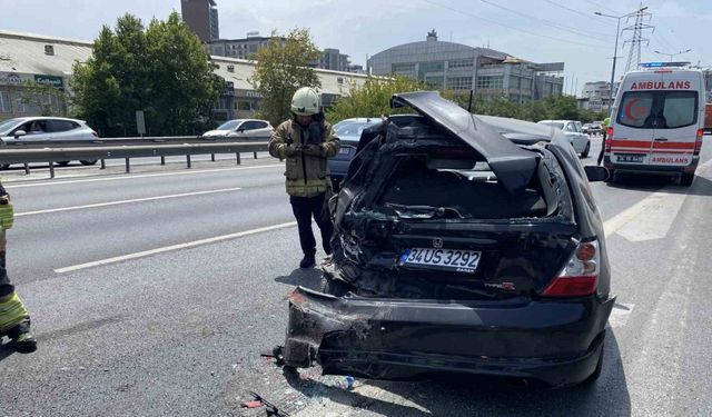 Arıza yapan otomobile kamyon çarptı: 1 yaralı