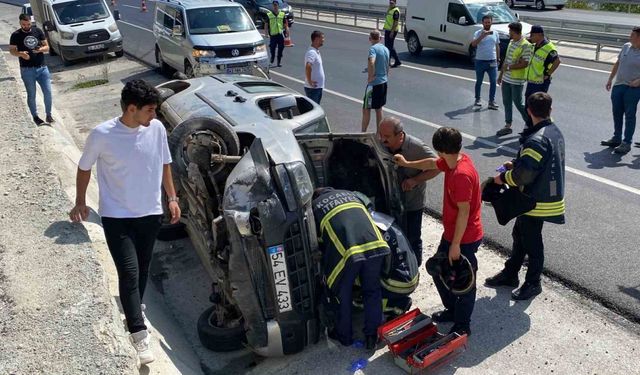 Hafif ticari araç yan yattı: 2 yaralı