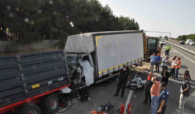 Kamyonet, buğday yüklü römorka arkadan çarptı!