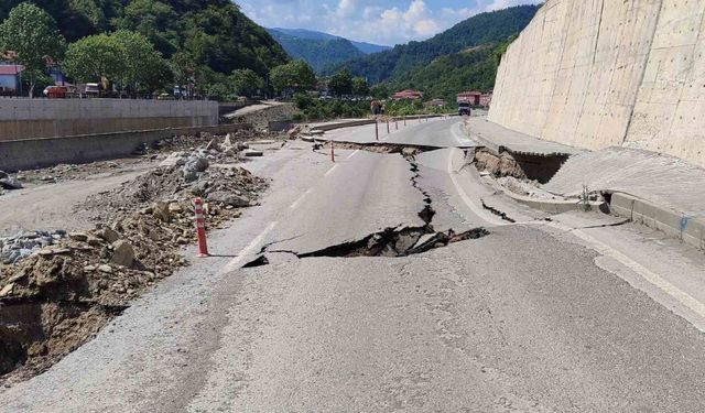 Kastamonu’da yol işte böyle çöktü!