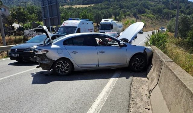 Köprü üzerinde iki otomobil kafa kafaya çarpıştı!