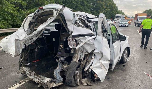 Minibüs hafif ticari araca çarptı: 2 ölü, 4 yaralı