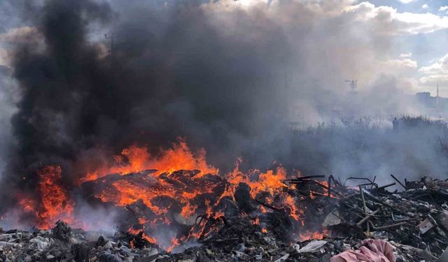 Ot ve çalı yangını sürücülere zor anlar yaşattı