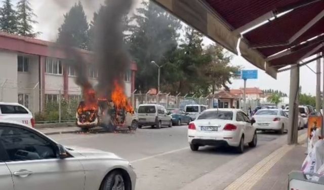 Park halindeki minibüs alev alev yandı