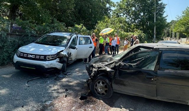 Sakarya’da iki otomobil çarpıştı: 5 yaralı