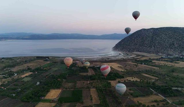 Salda Gölü’nde sıcak hava balonuyla ilk uçuş