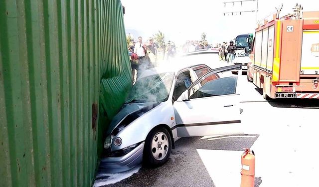 Üzerine tır devrilen otomobildeki aile ölümden döndü