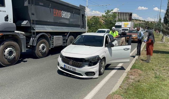 Kontrolden çıkan hafif ticari araç tırın altına girdi