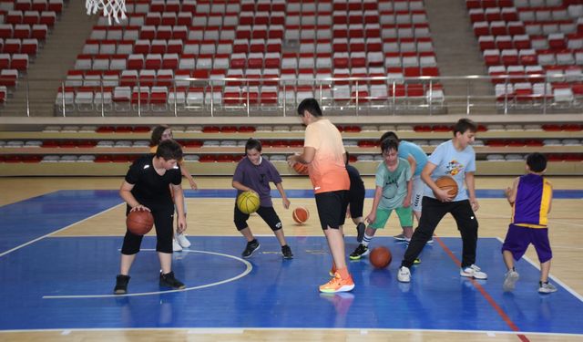 Genç yetenekler basketbolu öğreniyor!