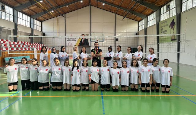 Anneler ve kızları voleybol eğitiminde!