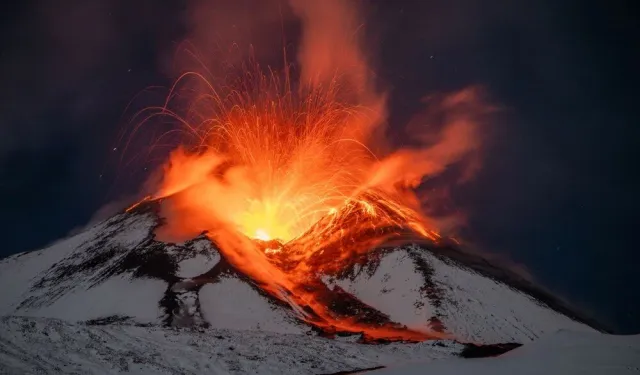 İtalya’daki Etna Yanardağı yeniden faaliyete geçti