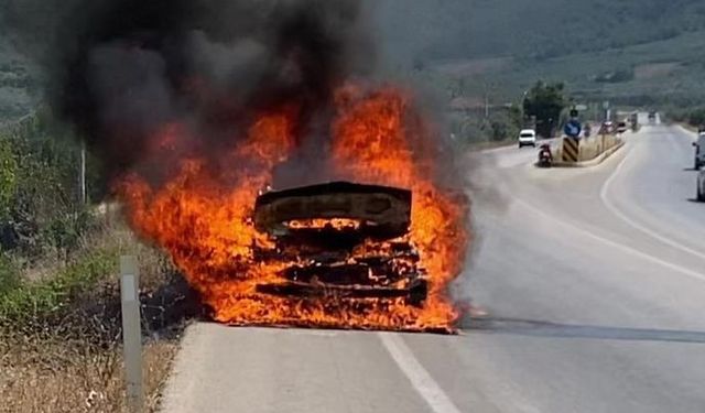 Bursa’da otomobil alevlere teslim oldu