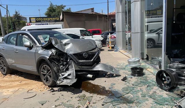 Eskişehir'de trafik kazası: Araç dükkana daldı