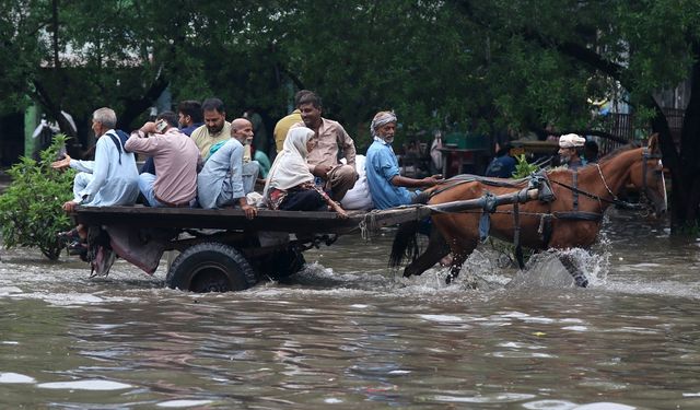 Pakistan'ın Lahor şehrinde 44 yılın yağış rekoru!