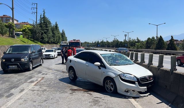 Otomobil refüje çarptı: 3 yaralı!