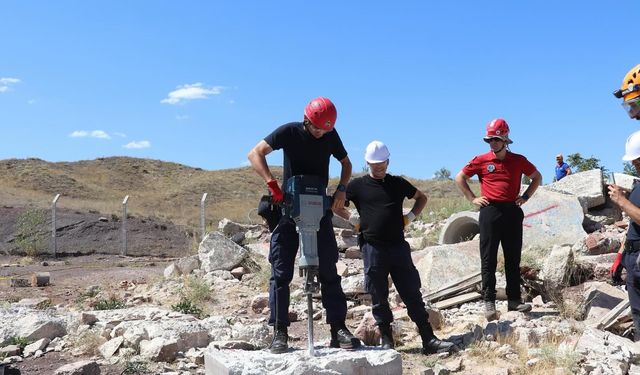 Jandarmaya depremde kurtarma eğitimi verildi