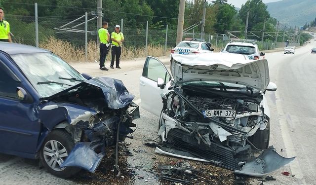 İki otomobil kafa kafaya çarpıştı