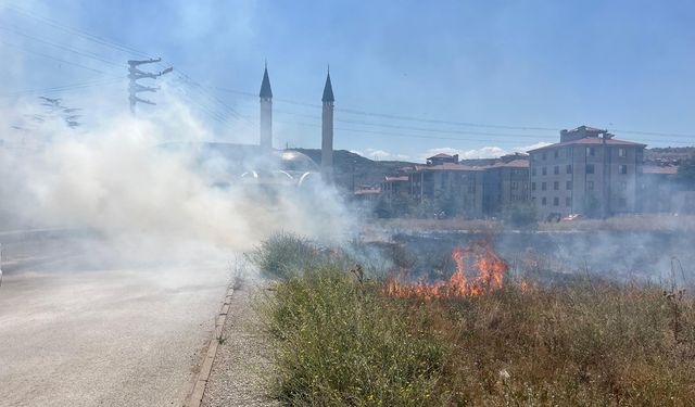 Eskişehir'de boş arazide çıkan yangın korkuttu!