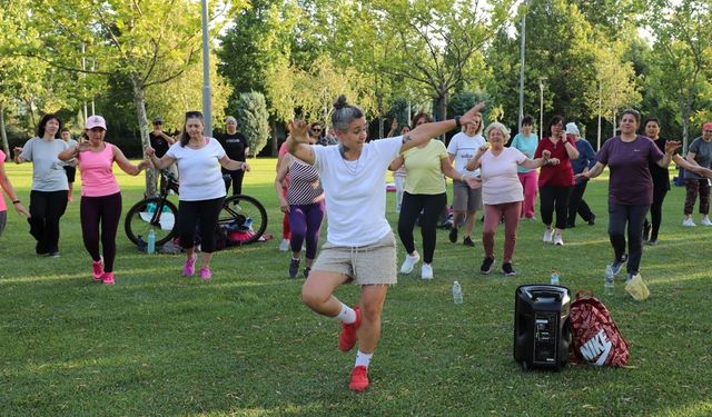 Kadınlar parklarda spora büyük ilgi gösteriyor