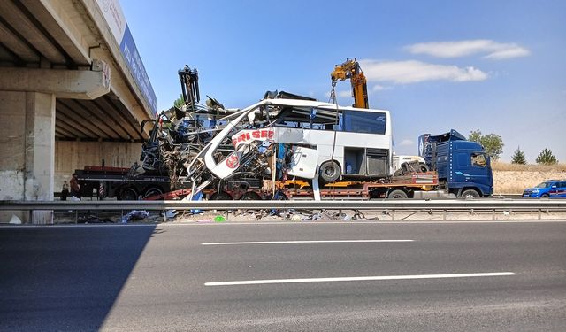 Ankara'da feci kazada hurdaya dönen otobüs yoldan kaldırıldı!