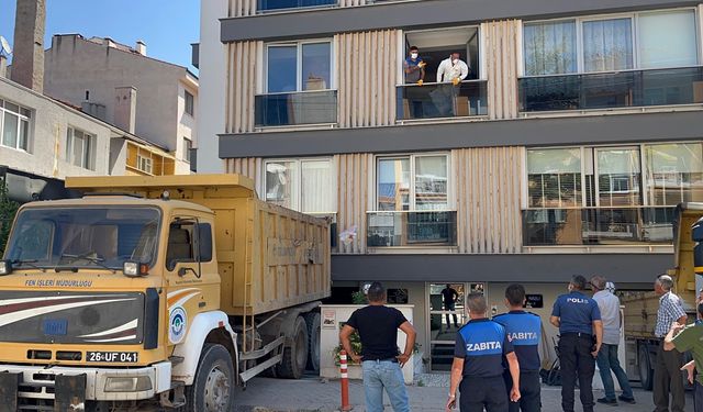 Eskişehir'de bir evden 30 ton çöp çıktı!